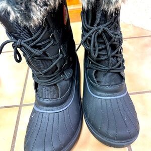 Women’s lined and warm winter snow boots – only used a few times, size 9/10